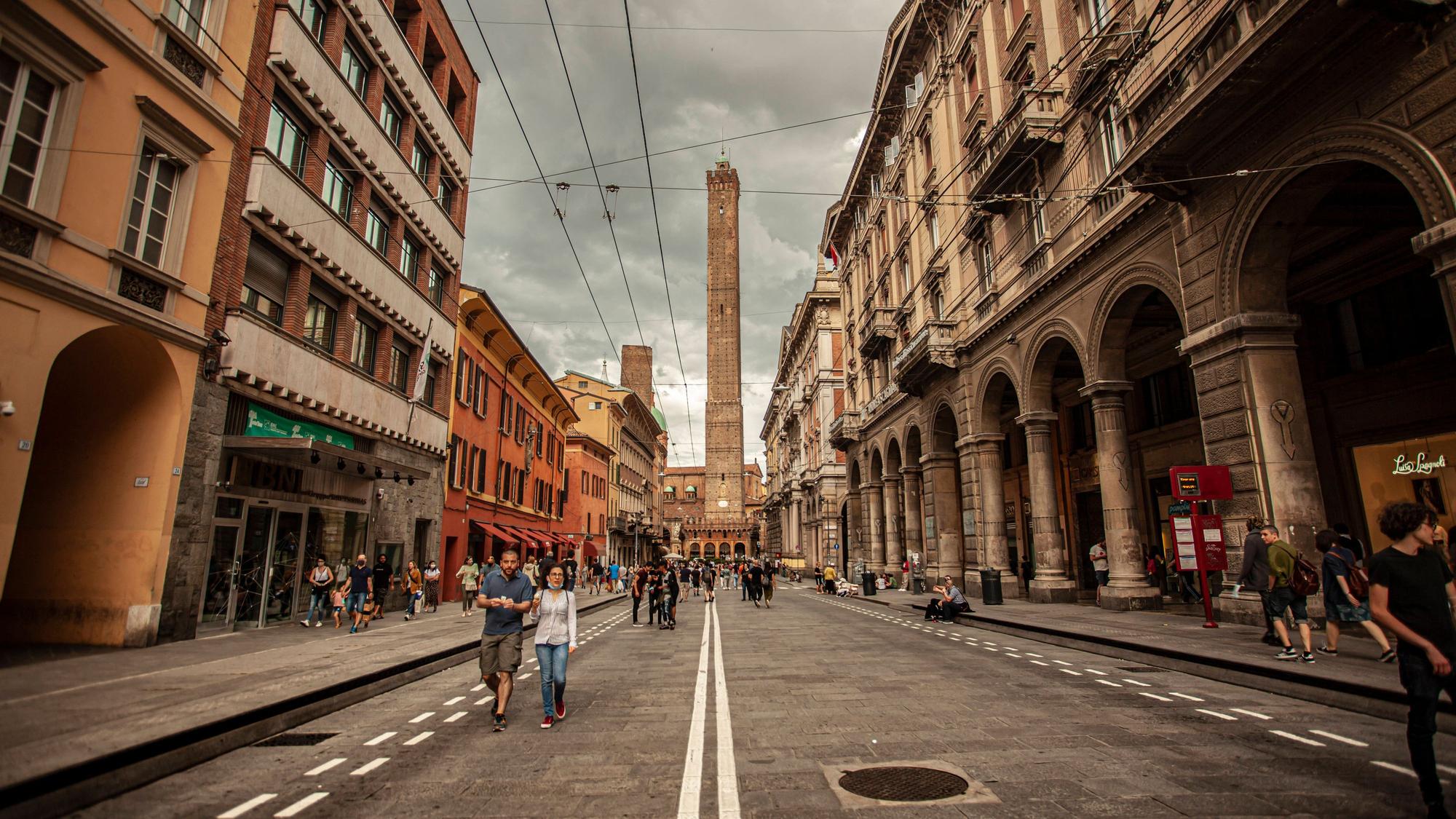 In Bologna haben Behörden „höchste Alarmbereitschaft“ für einen möglichen Einsturz des Garisenda-Turms erklärt. Zusammen mit dem größeren Asinelli-Turm bilden die beiden schiefen Türme das Wahrzeichen der Stadt.