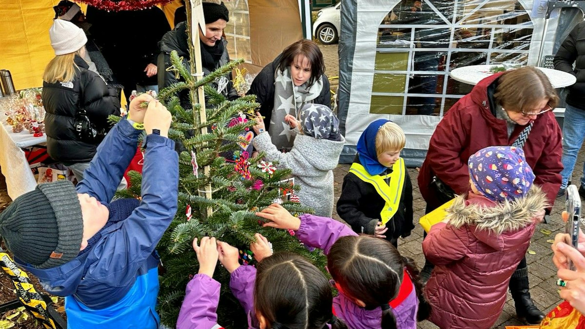 Weihnachtsmarkt Troisdorf
BürgervereinsVorsitzende Marko Götsch höchstselbst verteilte am Samstag als Nikolaus die riesigen Weckmänner an die Mondorfer Pänz.