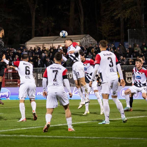 3. Liga, FC Viktoria Koeln - SV Ulm 1846 Strafraumszene: Moritz Fritz FC Viktoria Köln, 23 klärt Koeln, 02.12.2023, 17. Spieltag der 3. Liga, FC Viktoria Koeln - SV Ulm 1846 im Sportpark Hoehenberg in Koeln. Die DFL-Bestimmungen verbieten die Verwendung von Fotografien als Bildsequenzen und / oder Quasi-Videos. *** 3 Liga, FC Viktoria Koeln SV Ulm 1846 penalty area scene Moritz Fritz FC Viktoria Köln, 23 clears Koeln, 02 12 2023, 17 matchday of the 3 Liga, FC Viktoria Koeln SV Ulm 1846 at Sportpark Hoehenberg in Koeln The DFL regulations prohibit the use of photographs as image sequences and or quasi videos Copyright: xBEAUTIFULxSPORTS/AxelxKohringx