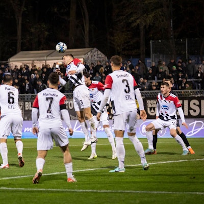 3. Liga, FC Viktoria Koeln - SV Ulm 1846 Strafraumszene: Moritz Fritz FC Viktoria Köln, 23 klärt Koeln, 02.12.2023, 17. Spieltag der 3. Liga, FC Viktoria Koeln - SV Ulm 1846 im Sportpark Hoehenberg in Koeln. Die DFL-Bestimmungen verbieten die Verwendung von Fotografien als Bildsequenzen und / oder Quasi-Videos. *** 3 Liga, FC Viktoria Koeln SV Ulm 1846 penalty area scene Moritz Fritz FC Viktoria Köln, 23 clears Koeln, 02 12 2023, 17 matchday of the 3 Liga, FC Viktoria Koeln SV Ulm 1846 at Sportpark Hoehenberg in Koeln The DFL regulations prohibit the use of photographs as image sequences and or quasi videos Copyright: xBEAUTIFULxSPORTS/AxelxKohringx