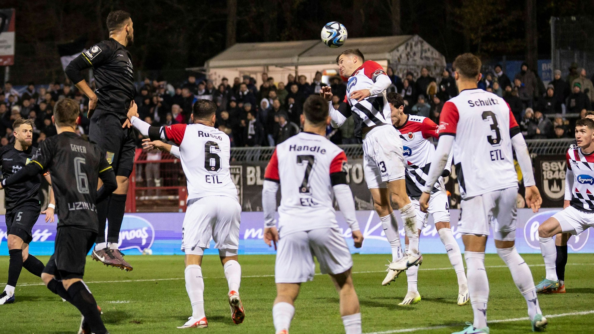 3. Liga, FC Viktoria Koeln - SV Ulm 1846 Strafraumszene: Moritz Fritz FC Viktoria Köln, 23 klärt Koeln, 02.12.2023, 17. Spieltag der 3. Liga, FC Viktoria Koeln - SV Ulm 1846 im Sportpark Hoehenberg in Koeln. Die DFL-Bestimmungen verbieten die Verwendung von Fotografien als Bildsequenzen und / oder Quasi-Videos. *** 3 Liga, FC Viktoria Koeln SV Ulm 1846 penalty area scene Moritz Fritz FC Viktoria Köln, 23 clears Koeln, 02 12 2023, 17 matchday of the 3 Liga, FC Viktoria Koeln SV Ulm 1846 at Sportpark Hoehenberg in Koeln The DFL regulations prohibit the use of photographs as image sequences and or quasi videos Copyright: xBEAUTIFULxSPORTS/AxelxKohringx