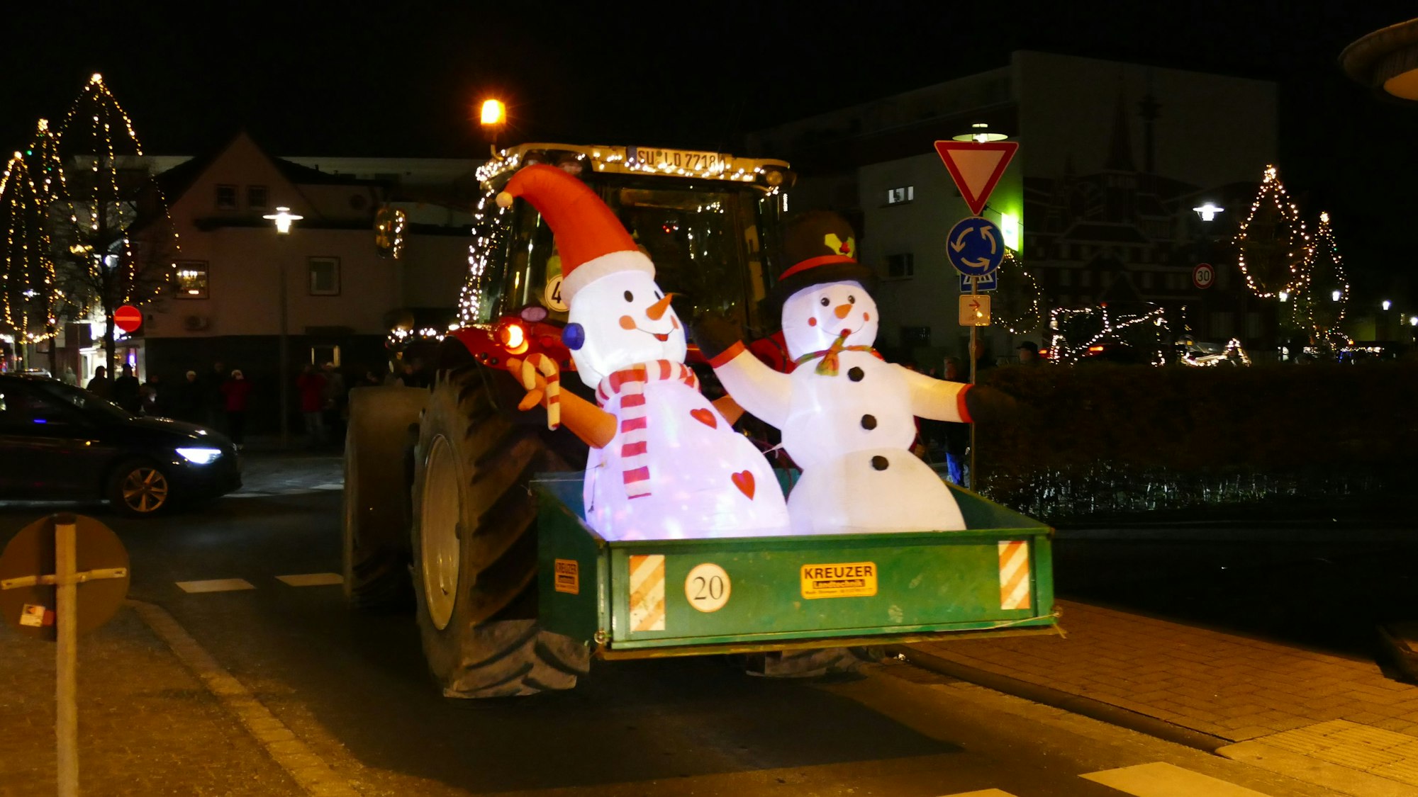 Ein weihnachtlich geschmückter Traktor.
