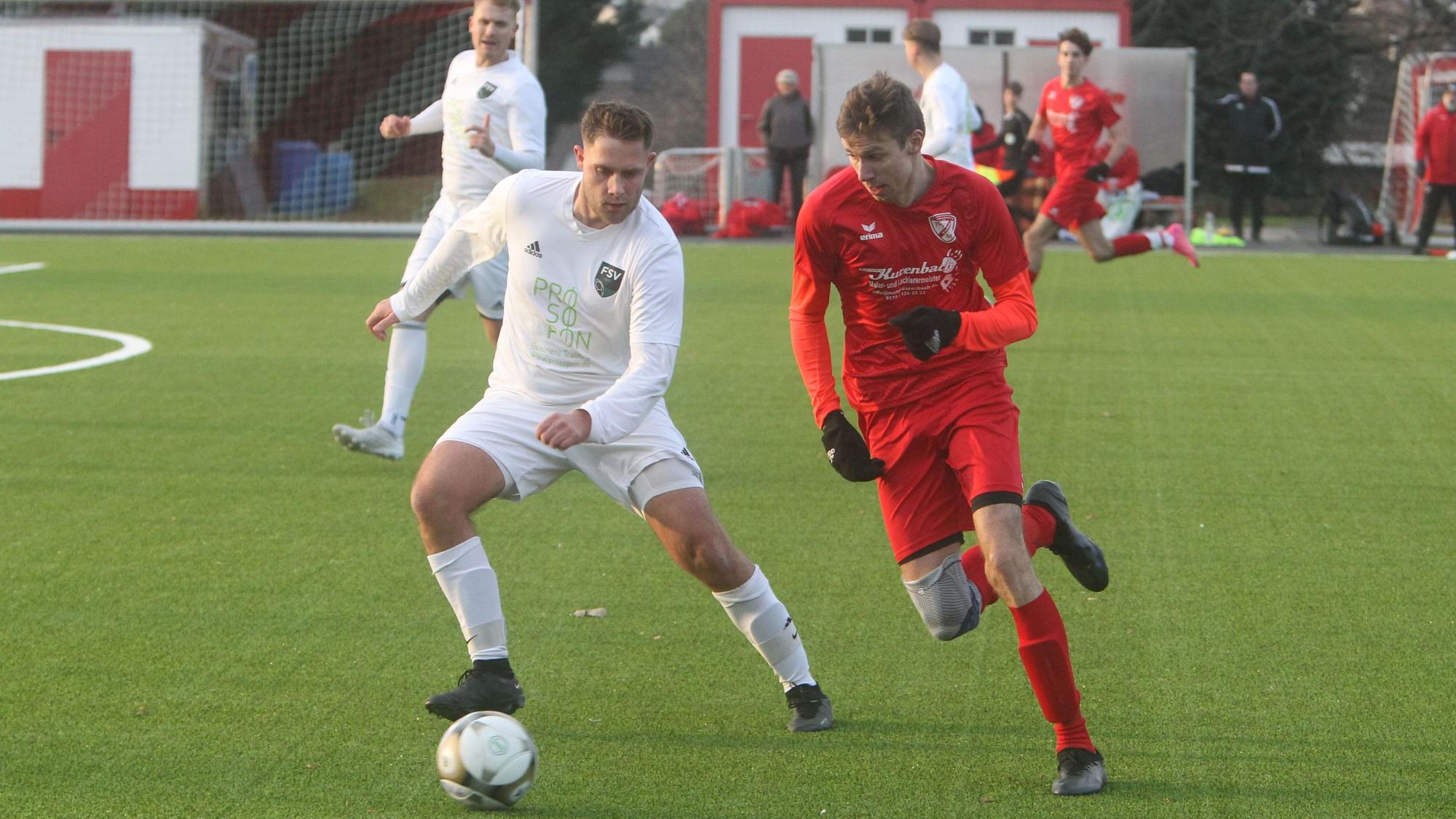 Luis Dräger (rechts) behält mit dem TSV Wolsdorf gegen Samuel Westarp und den FSV Neunkirchen-Seelscheid II mit 2:0 die Oberhand.