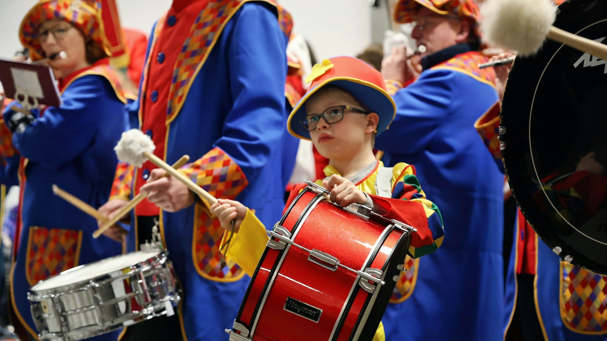 Beim Auftritt des Tambourcorps schlägt Ben Jansen konzentriert seine Trommel.