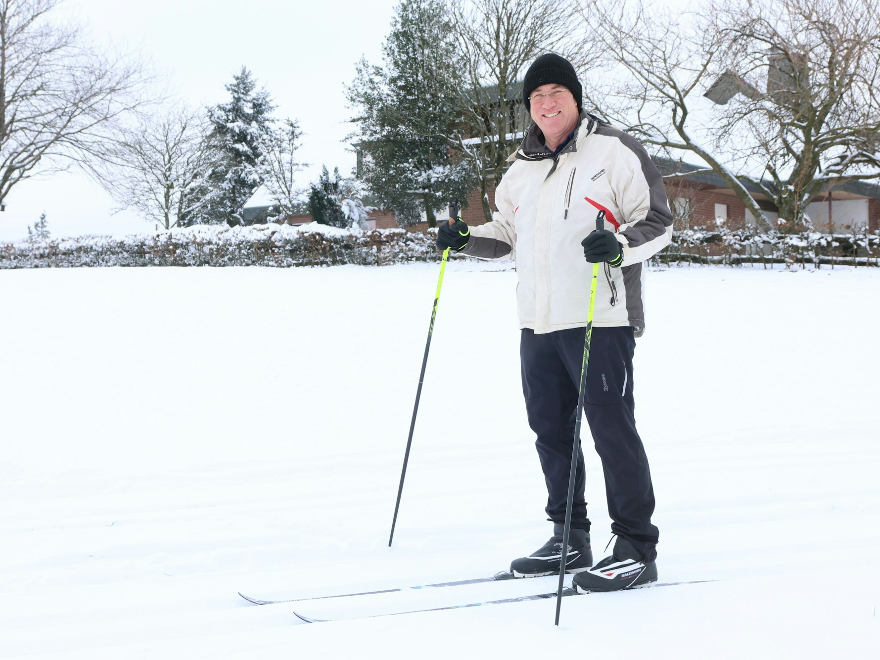 Wolfgang Hartgenbusch beim Einstieg in die Loipe am Blockhaus.