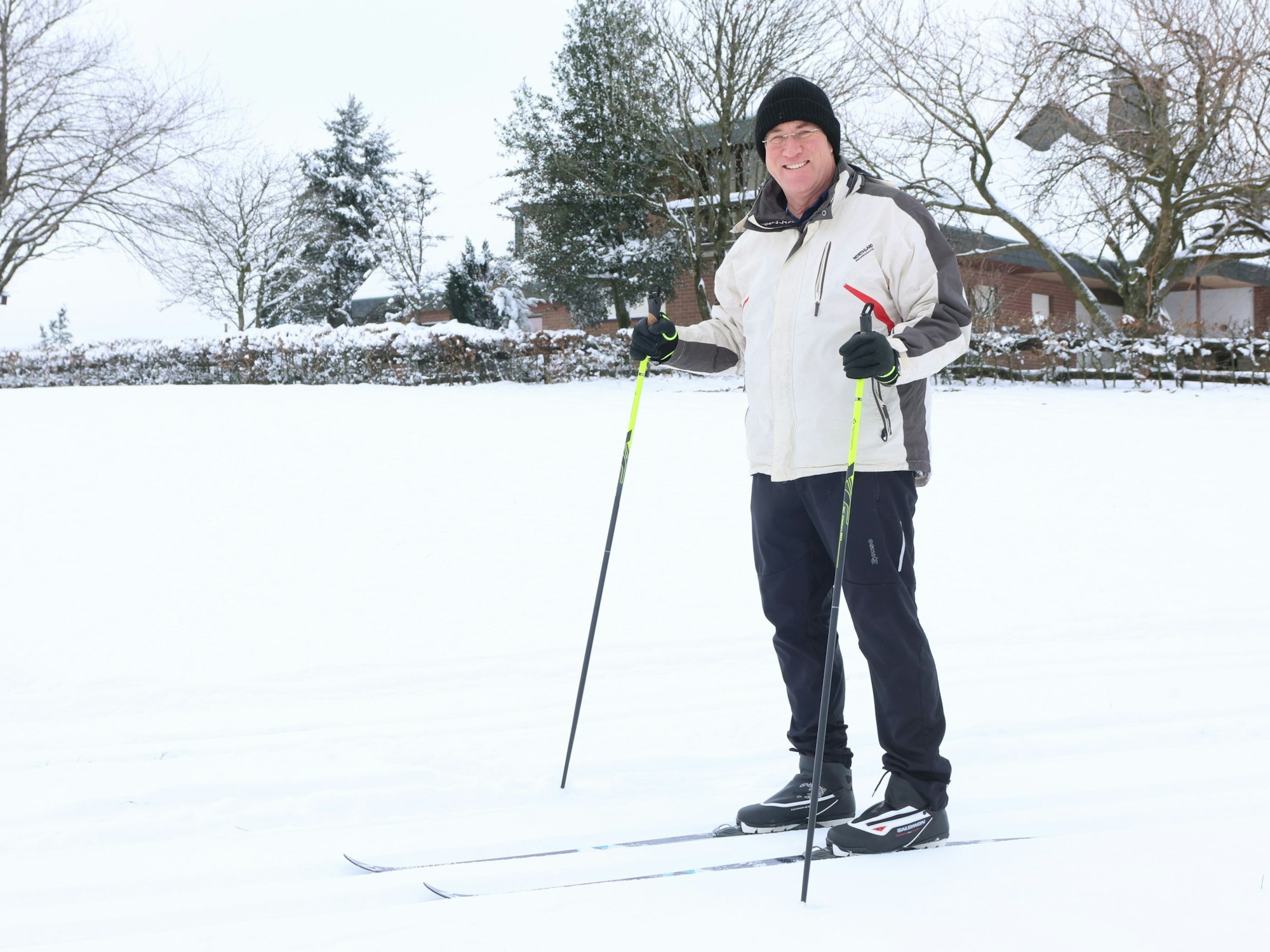 Wolfgang Hartgenbusch beim Einstieg in die Loipe am Blockhaus.