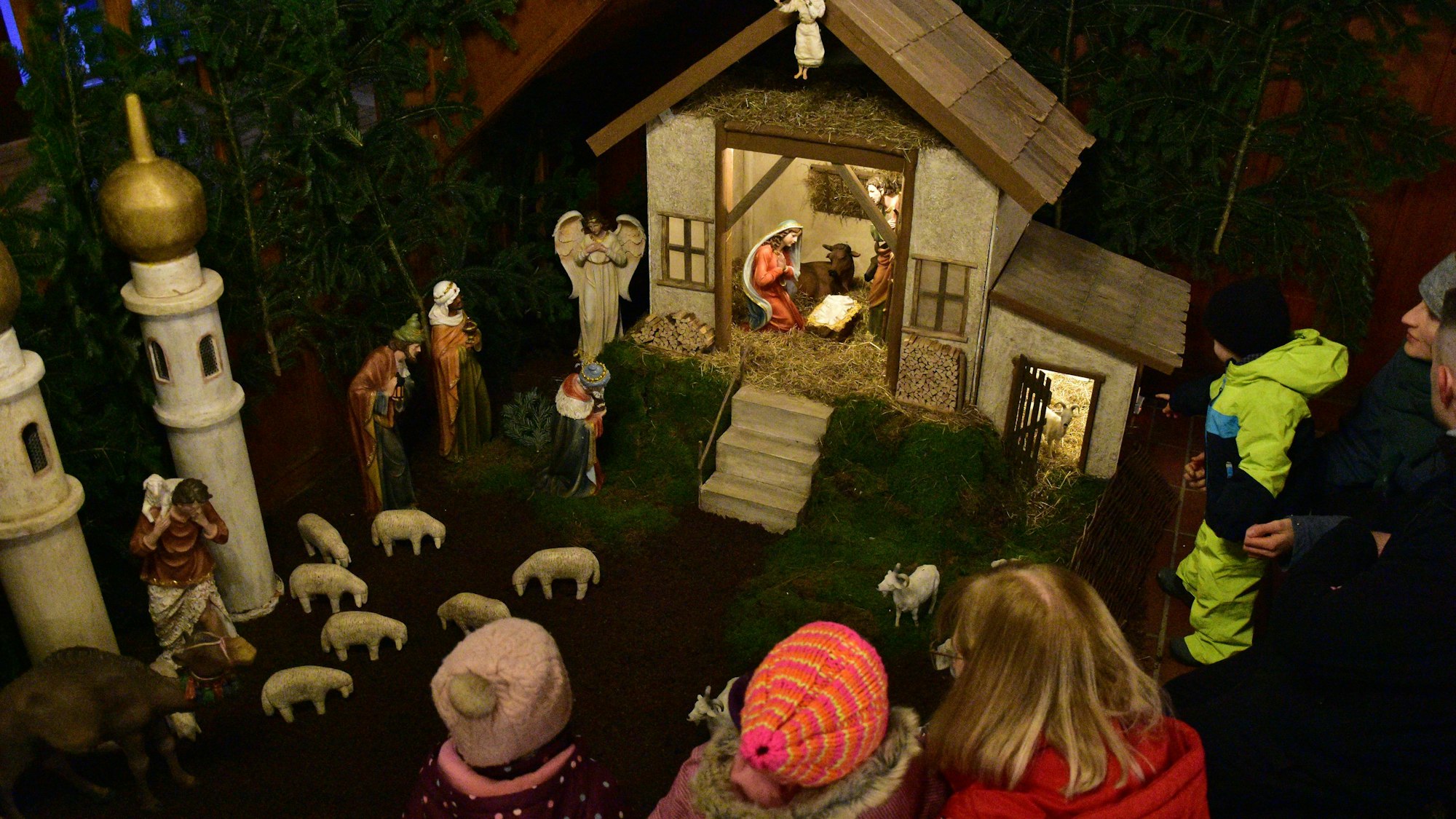 Familien bestauenen die Krippe in der evangelischen Kirche in Seelscheid.