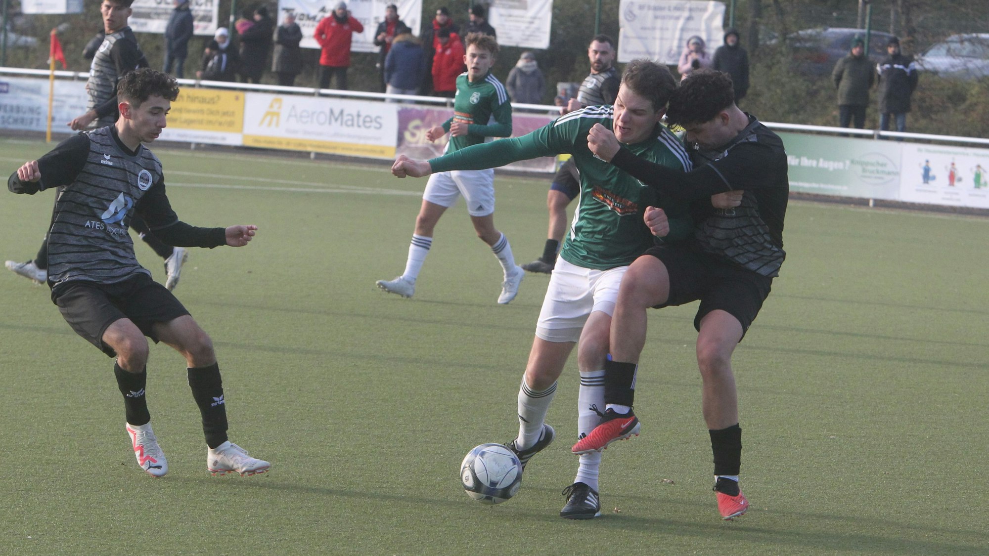 Verbissene Zweikämpfe liefern sich der 1. FC Niederkassel um Can Meiß (rechts) und der SV Leuscheid um Max Engelberth im Kellerduell.