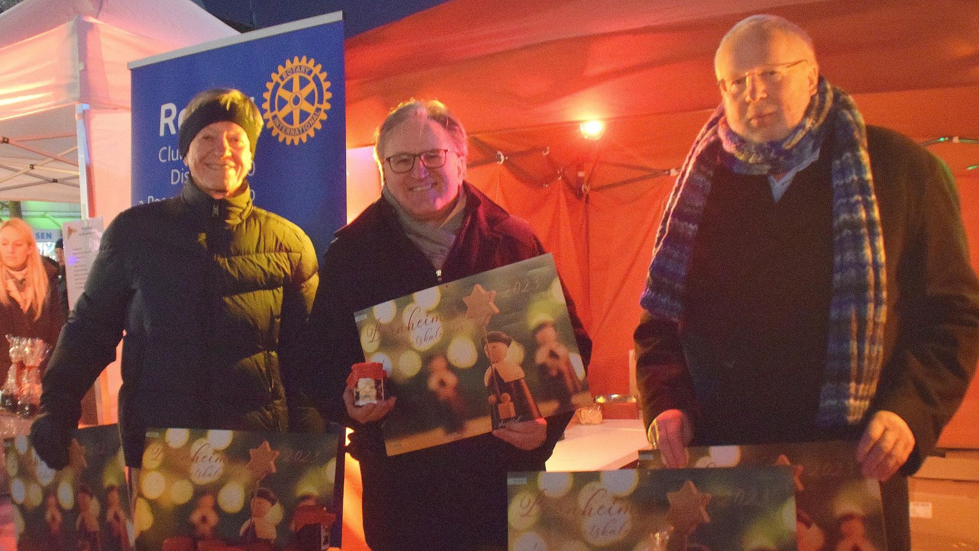 Der Rotary Club Bornheim verkaufte selbstgemachte Marmelade, Plätzchen und die letzten Benefiz-Adventskalender (von links): Eberhard Meller, Michael Burger und Jürgen Kleikamp.