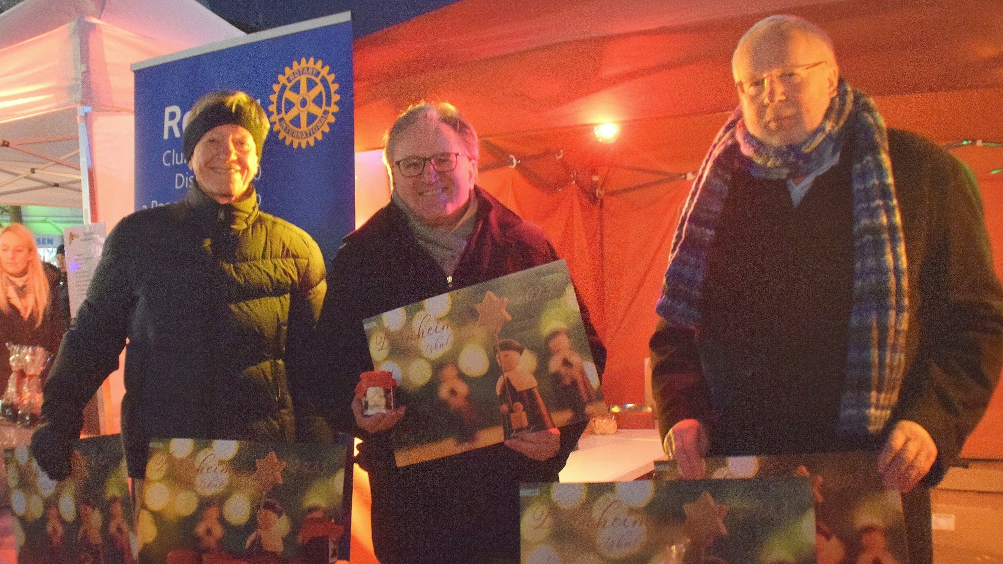 Der Rotary Club Bornheim verkaufte selbstgemachte Marmelade, Plätzchen und die letzten Benefiz-Adventskalender (von links): Eberhard Meller, Michael Burger und Jürgen Kleikamp.