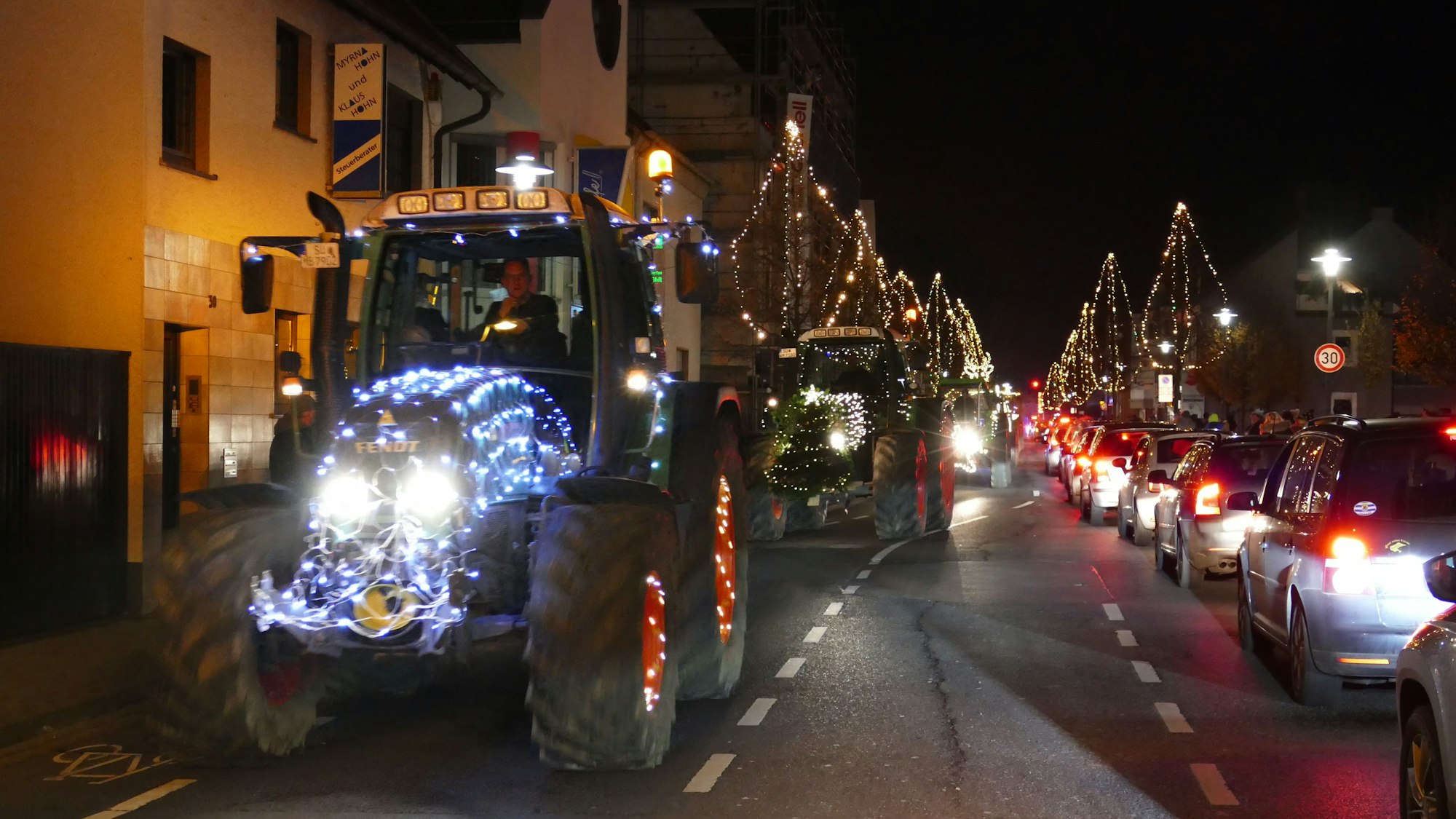 Weihnachtlich geschmückte Traktoren.