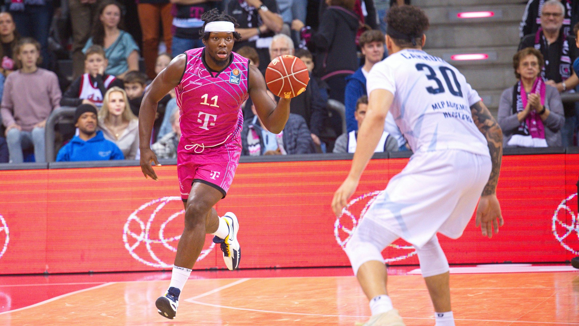 Der Bonner Brian Fobbs (links) war Topscorer im Hinspiel.