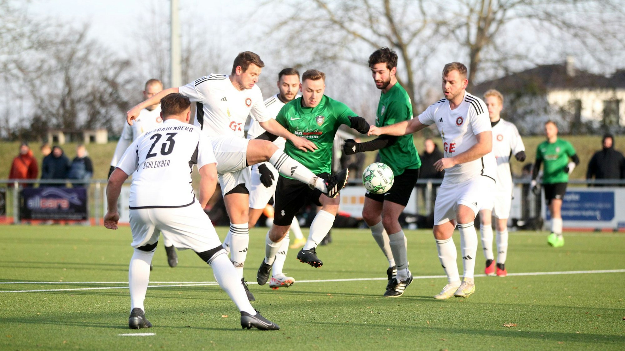 Frauenbergs Abwehrspieler klärt einen Ball.