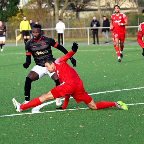 03.12.2023, Fussball-SpVg. Porz-SV Bergisch Gladbach
vorne: Andy Habl (Gladbach)
hinten: Amadeou Camara (Porz)
Foto: Uli Herhaus