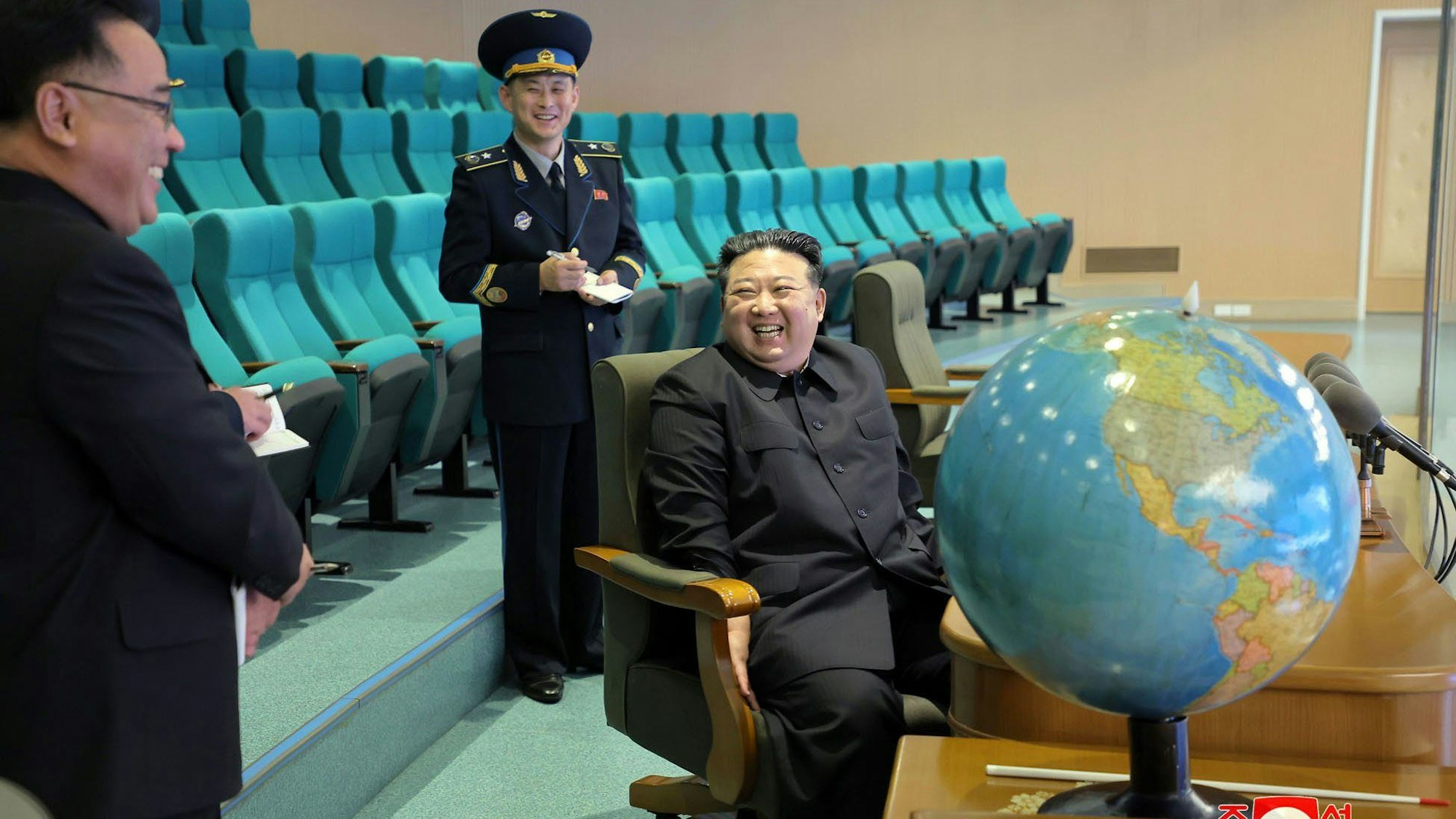 Unabhängige Journalisten hatten keinen Zugang zu der Veranstaltung, die auf diesem von der nordkoreanischen Regierung veröffentlichten Bild zu sehen ist. Der Inhalt dieses Bildes ist so, wie er bereitgestellt wurde, und kann nicht unabhängig überprüft werden.
