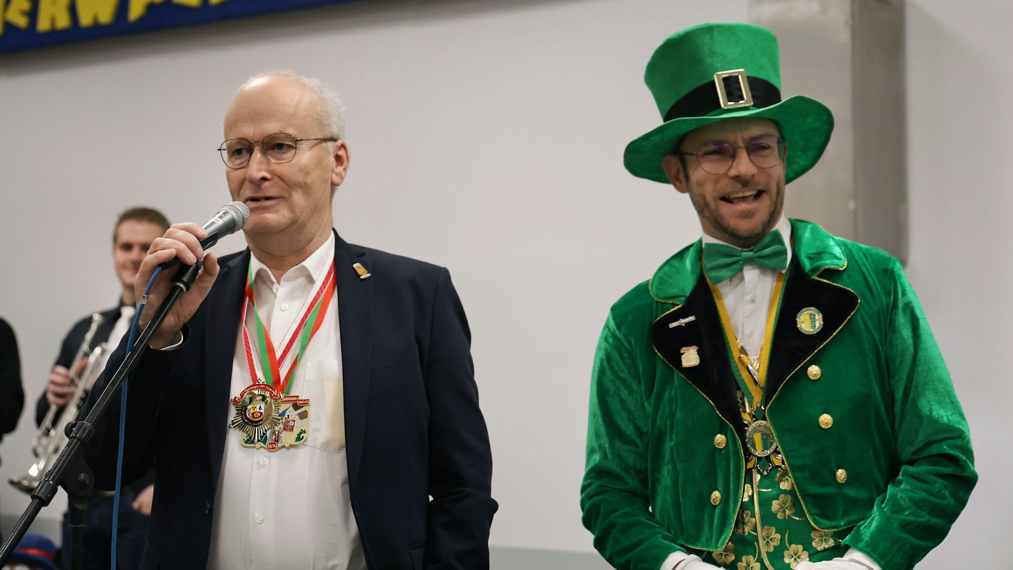 Bürgermeister Dr. Hans-Peter Schick und Moderator Björn Wassong (r.) bei der Begrüßung auf der Bühne.