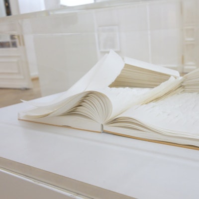 Ausstellung Oskar Holweck-Meister-der-Reduktion- Pressetermin in der Villa Zanders in Anwesenheit von Christiane Mewes-Holweck(r.) und Dr. Petra Oelschlägel (l.)