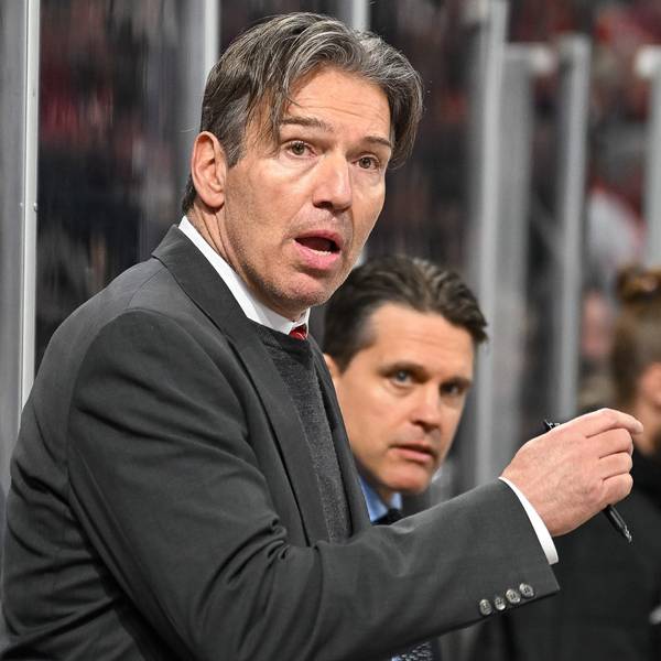Schockiert hinter der Bande: Haie-Cheftrainer Uwe Krupp bei der bislang höchsten Derby-Niederlage gegen die DEG.