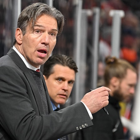 Schockiert hinter der Bande: Haie-Cheftrainer Uwe Krupp bei der bislang höchsten Derby-Niederlage gegen die DEG.