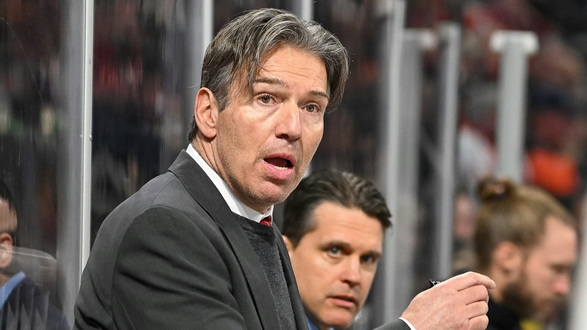 Schockiert hinter der Bande: Haie-Cheftrainer Uwe Krupp bei der bislang höchsten Derby-Niederlage gegen die DEG.