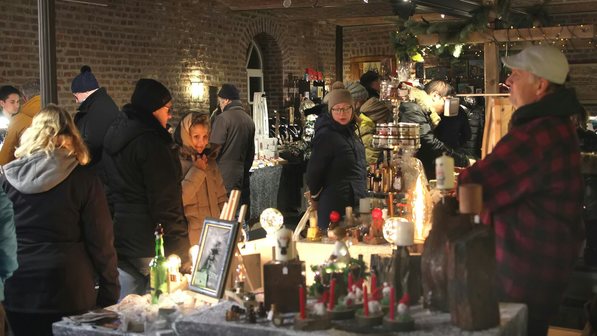 Das Foto zeigt Menschen auf einem Weihnachtsmarkt.