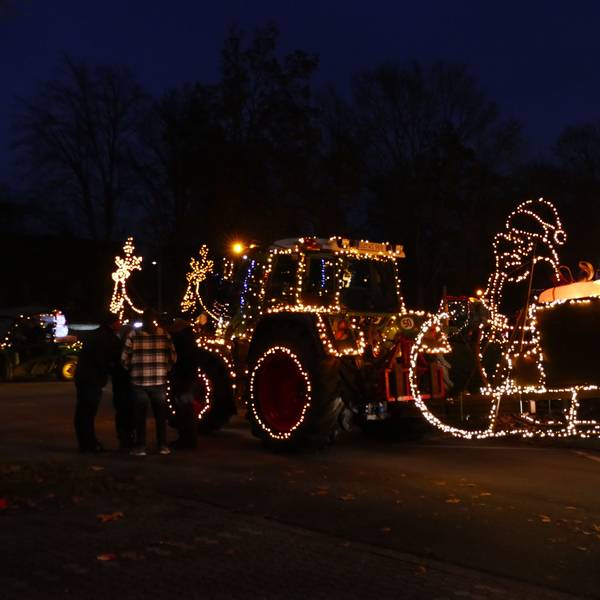 Ein weihnachtlich geschmückter Traktor.