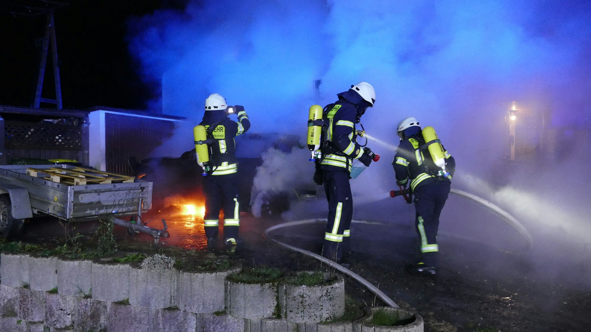 Feuerwehrleute löschen einen Brand.