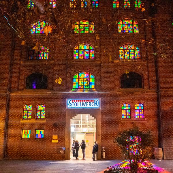 Bunte beleuchtete Fenster an der Fassade vom Bürgerhauses Stollwerck