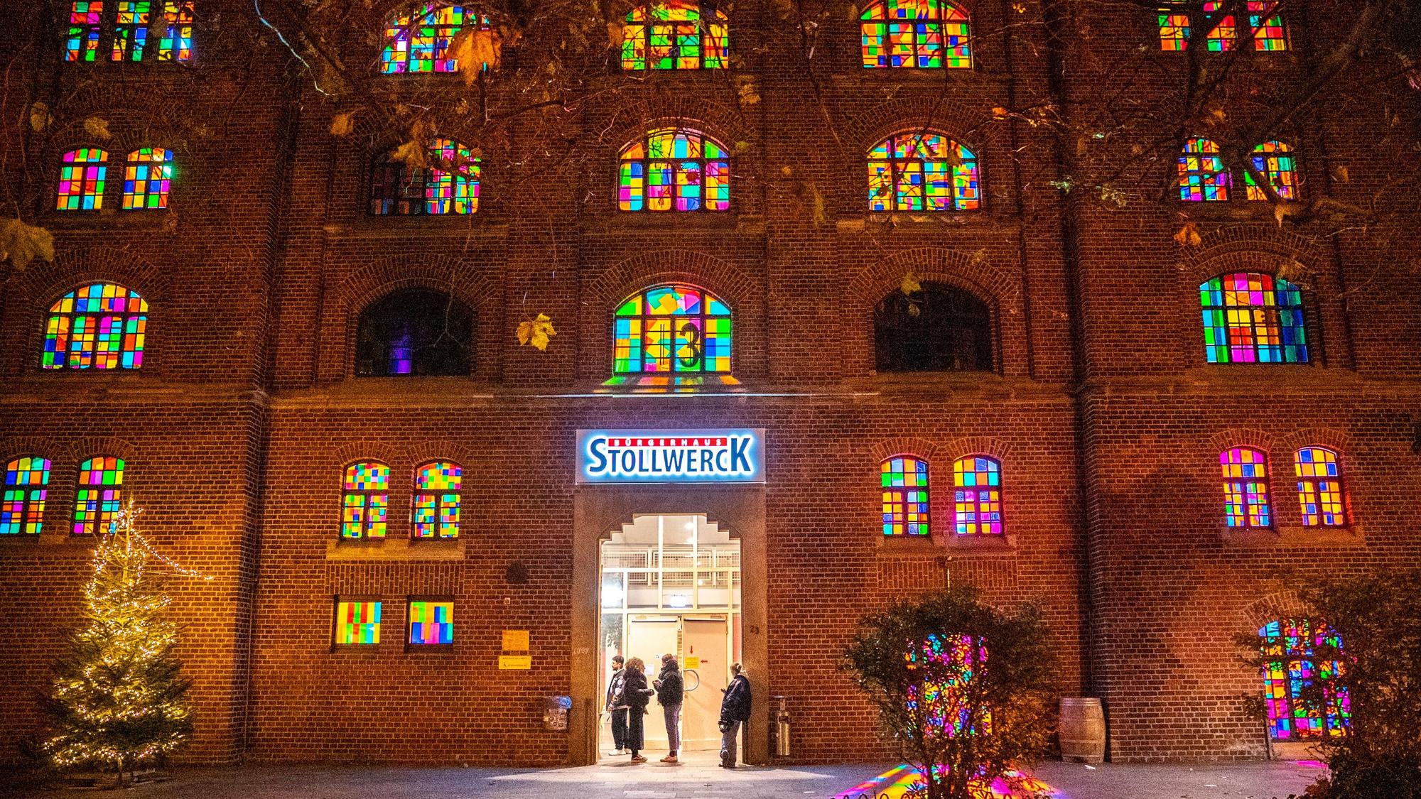 Bunte beleuchtete Fenster an der Fassade vom Bürgerhauses Stollwerck
