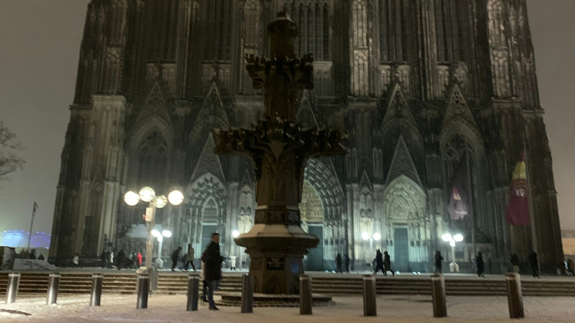 Wintereinbruch am Kölner Dom.