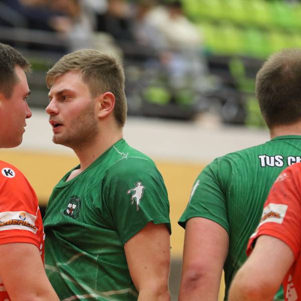 Zwei Spieler von Euskirchen und Zülpich stehen Kopf an Kopf und schauen sich böse an.