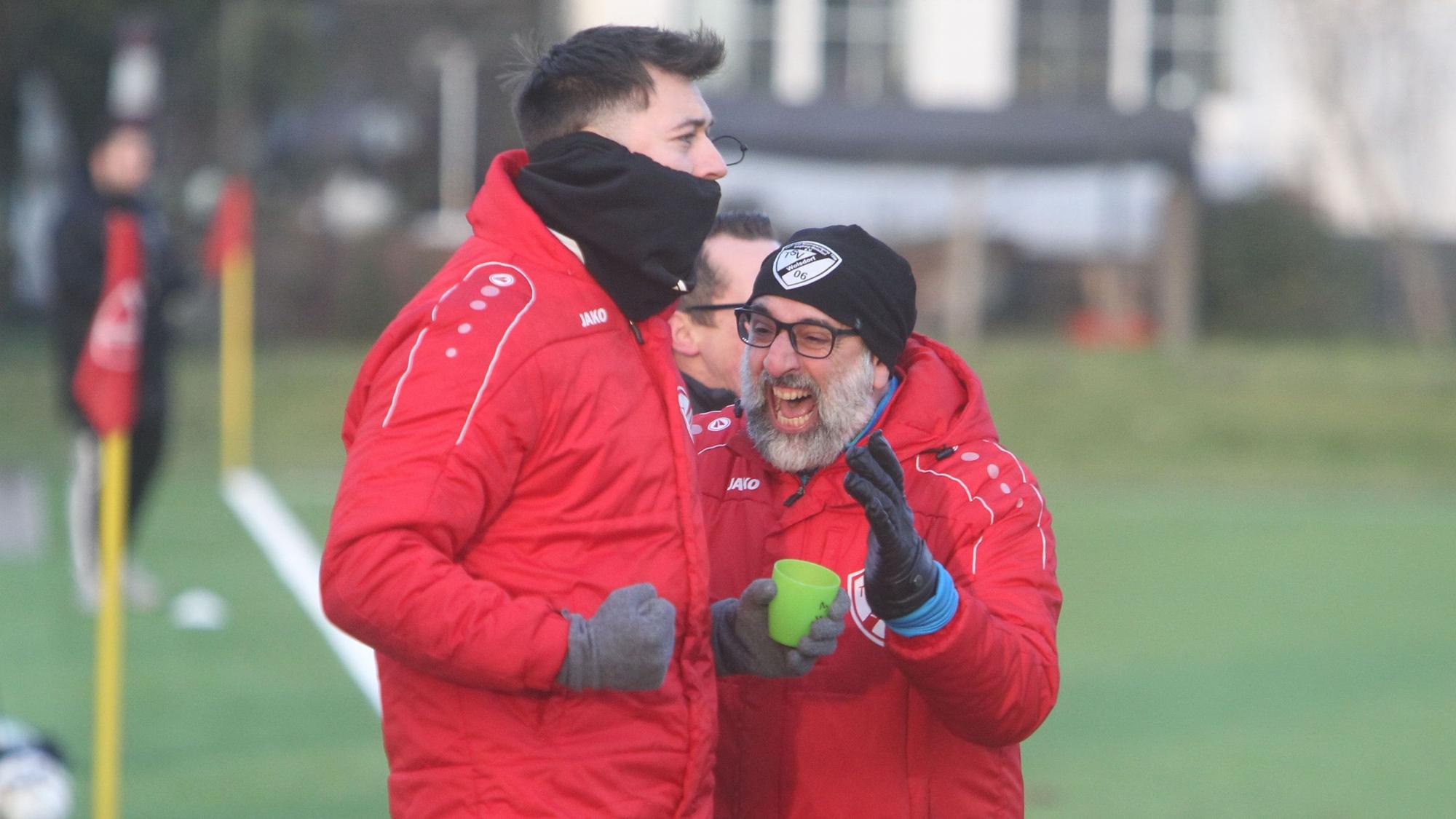 Trainer Kosta Pentazidis vom TSV Wolsdorf freut sich über den Führungstreffer.
