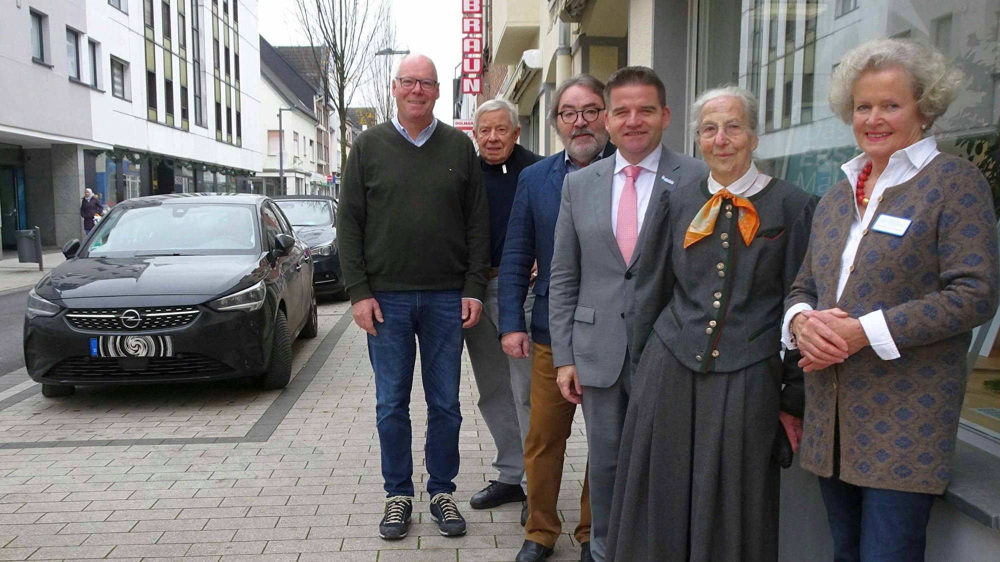 Eröffnung des neuen Präsenzraumes der Ökumenischen Hospizgruppe für Meckenheim, Rheinbach und Swisttal mit dem Meckenheimer Bürgermeister Holger Jung (4.v.l.) und Meckenheims Ehrenbürgerin Erika Meyer zu Drewer (rechts daneben) sowie Ehrenamtlern.