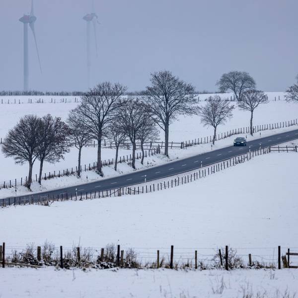 Am Sonntag trifft eine Schneefront Köln, die Region und weite Teile Nordrhein-Westfalens. Der Deutsche Wetterdienst erwartet Eisregen und Gefahren für Autofahrer. In der Eifel liegen bereits mehrere Zentimeter Schnee.