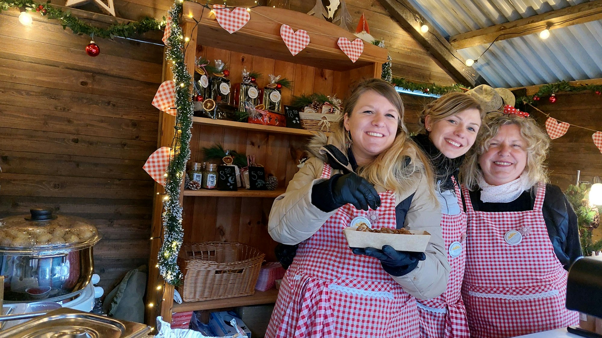Weihnachtsmarkt Eitorf
Von wegen alles Käse, beim Mutter-Töchter-Trio von Gabi Trapp ist Verstärkung im Werden, Tochter Janina erwartet ein Baby.