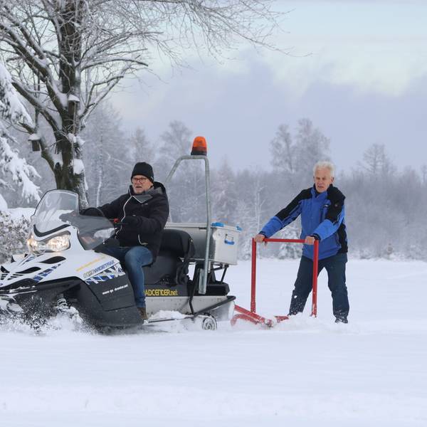 Testfahrt bestanden: Johannes Möller (l.) und Markus Hippel bei der Runde mit dem Schneemobil inklusive Walze und Spurgerät.