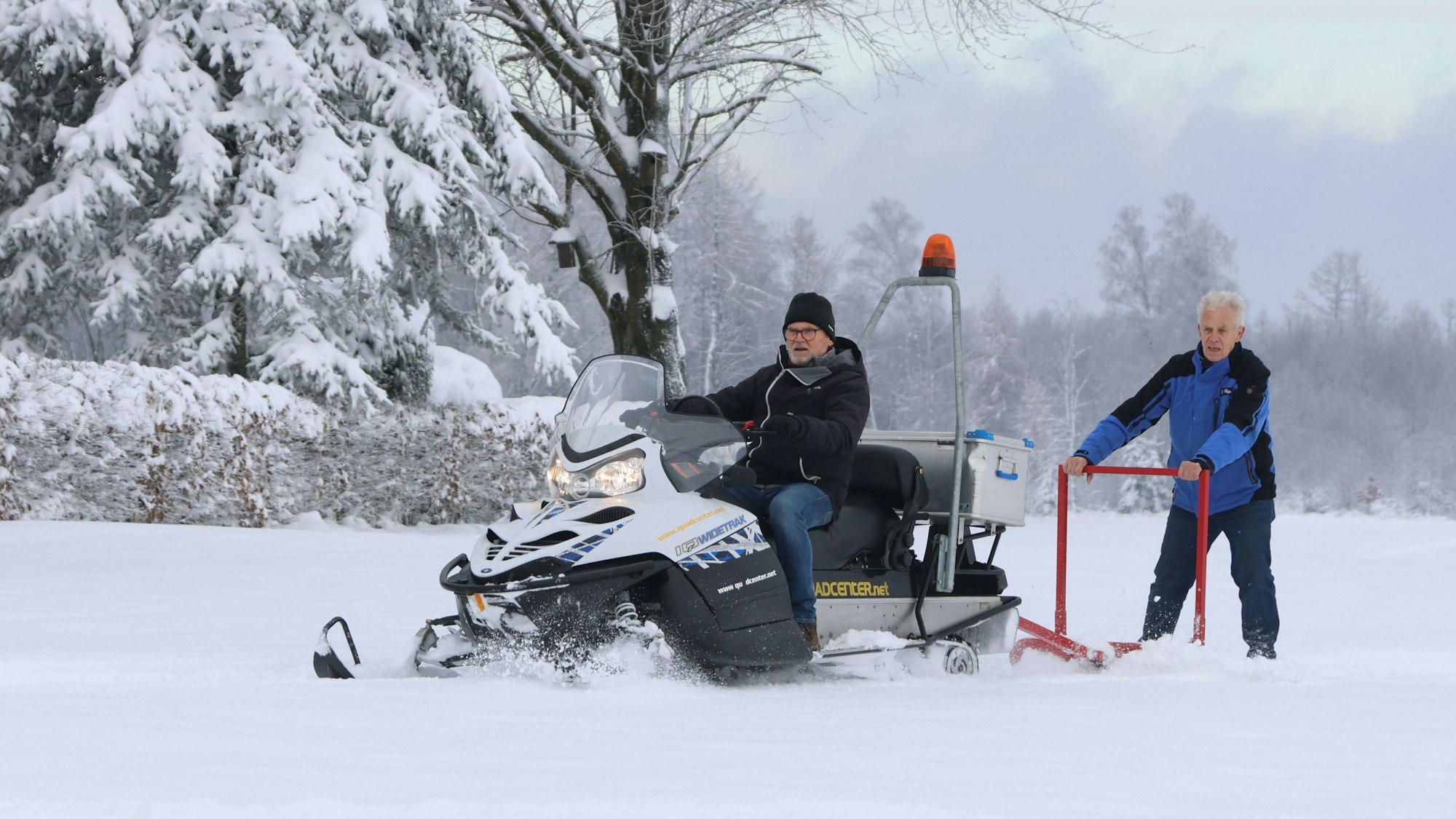 Testfahrt bestanden: Johannes Möller (l.) und Markus Hippel bei der Runde mit dem Schneemobil inklusive Walze und Spurgerät.