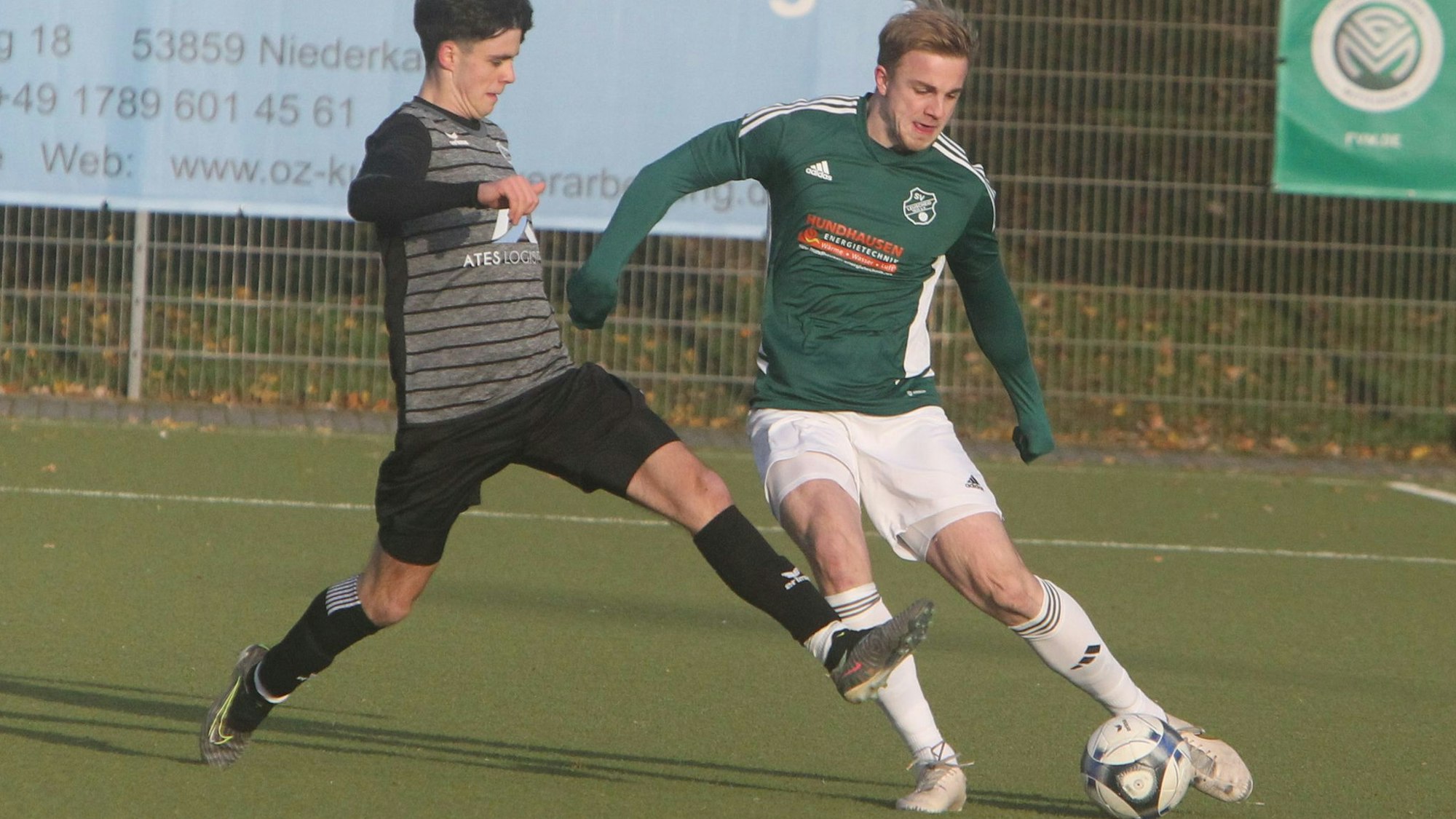 Der Niederkasseler Siegtorschütze Fabien Dick (links) im Duell mit Oliver Ehrenstein vom SV Leuscheid.