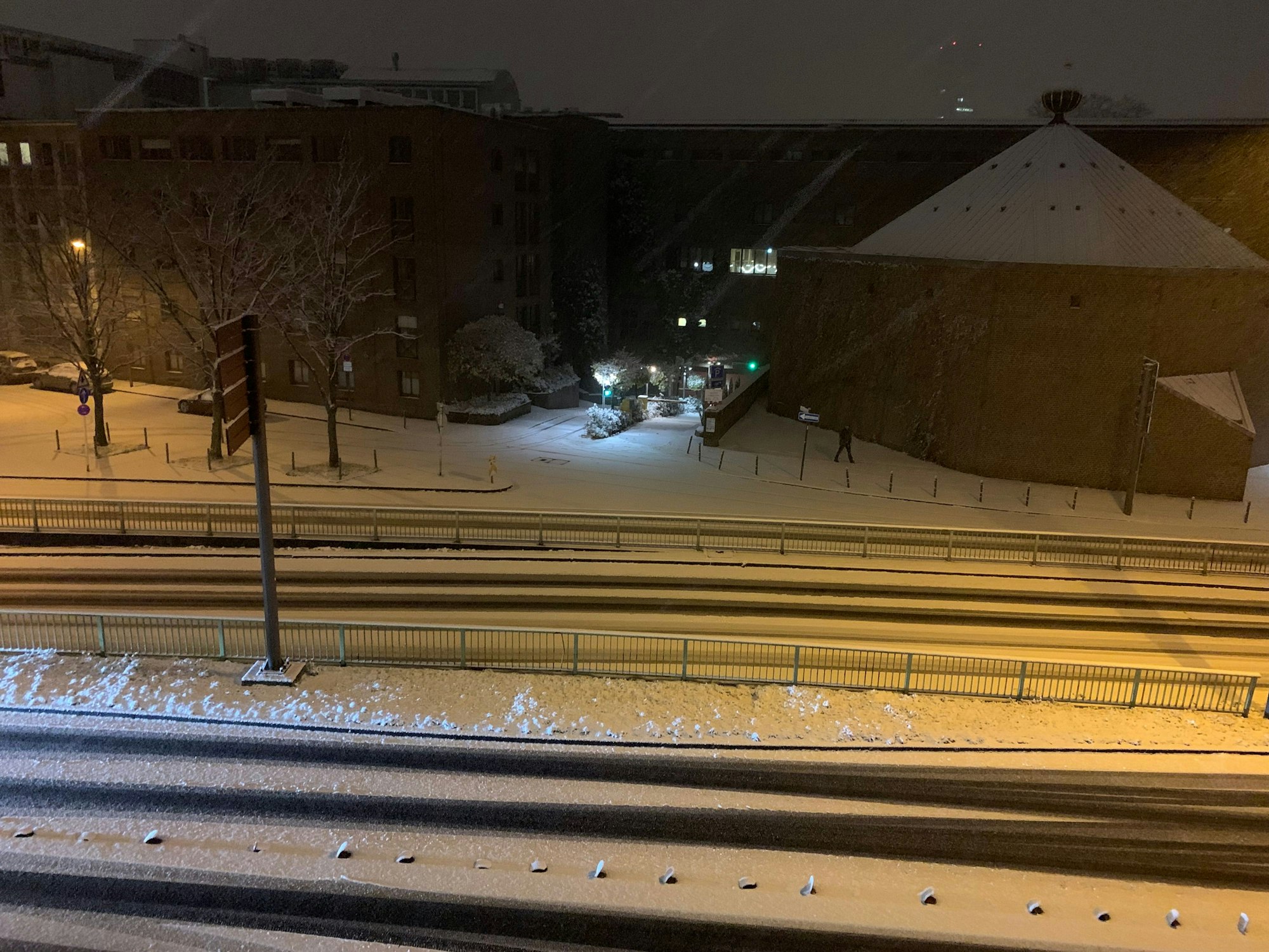Die Straße ist mit Schnee bedeckt.