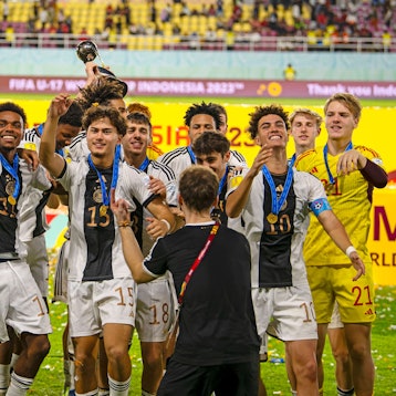 Deutsche U17-Fußballer mit dem WM-Pokal.