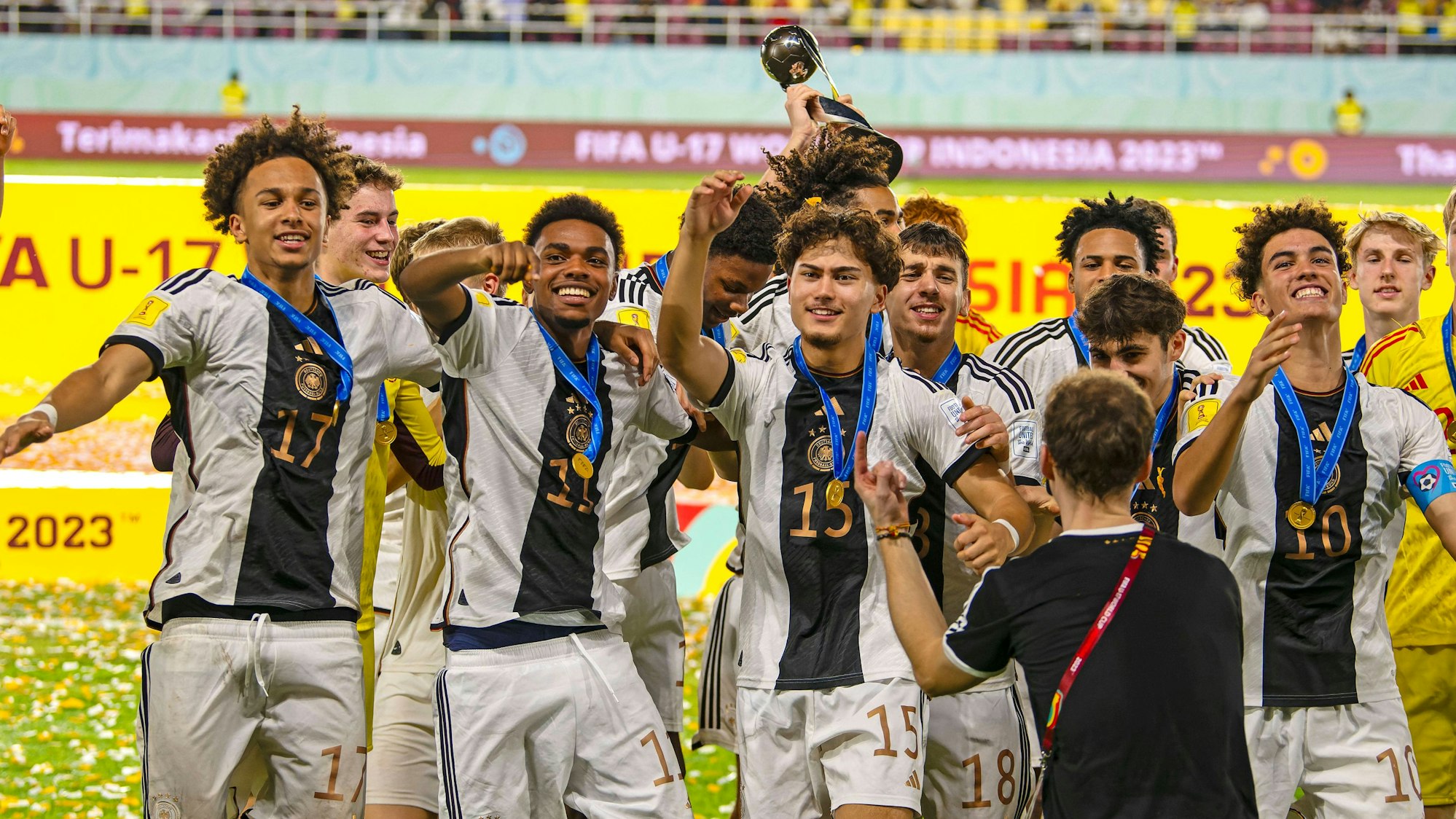 Deutsche U17-Fußballer mit dem WM-Pokal.