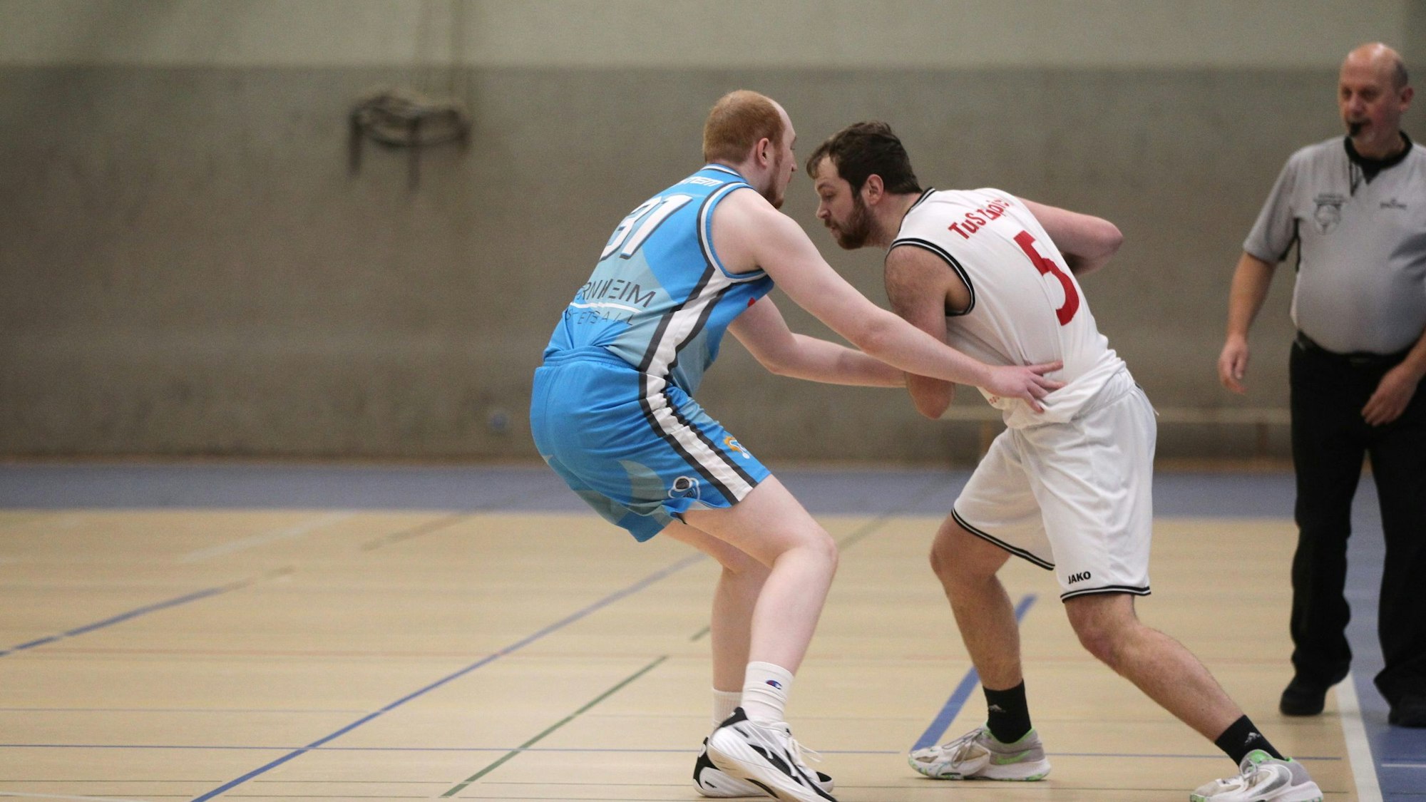 Philipp Greuel hält den Ball in der Hand und wird von einem Gegner attackiert.