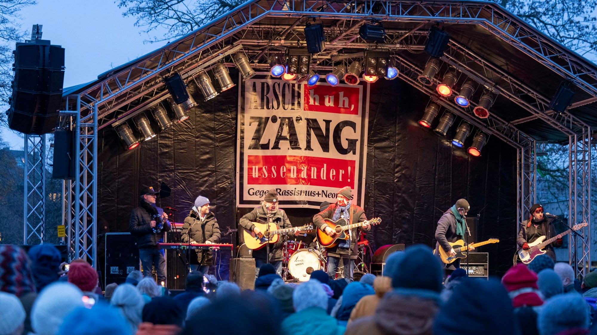 Give peace a chance: Die „Arsch huh“-Band unter anderem mit Arno Steffen und Hannes Schöner (M. v.l.) spielten auf der Demo.