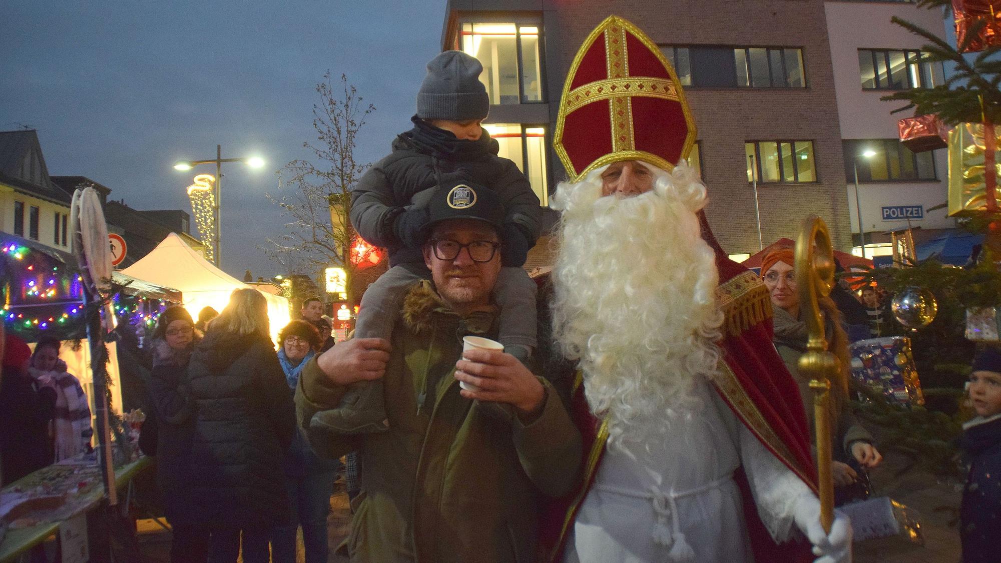 Gerne ließen sich Besucher mit dem Nikolaus (Willi Wilden) fotografieren.