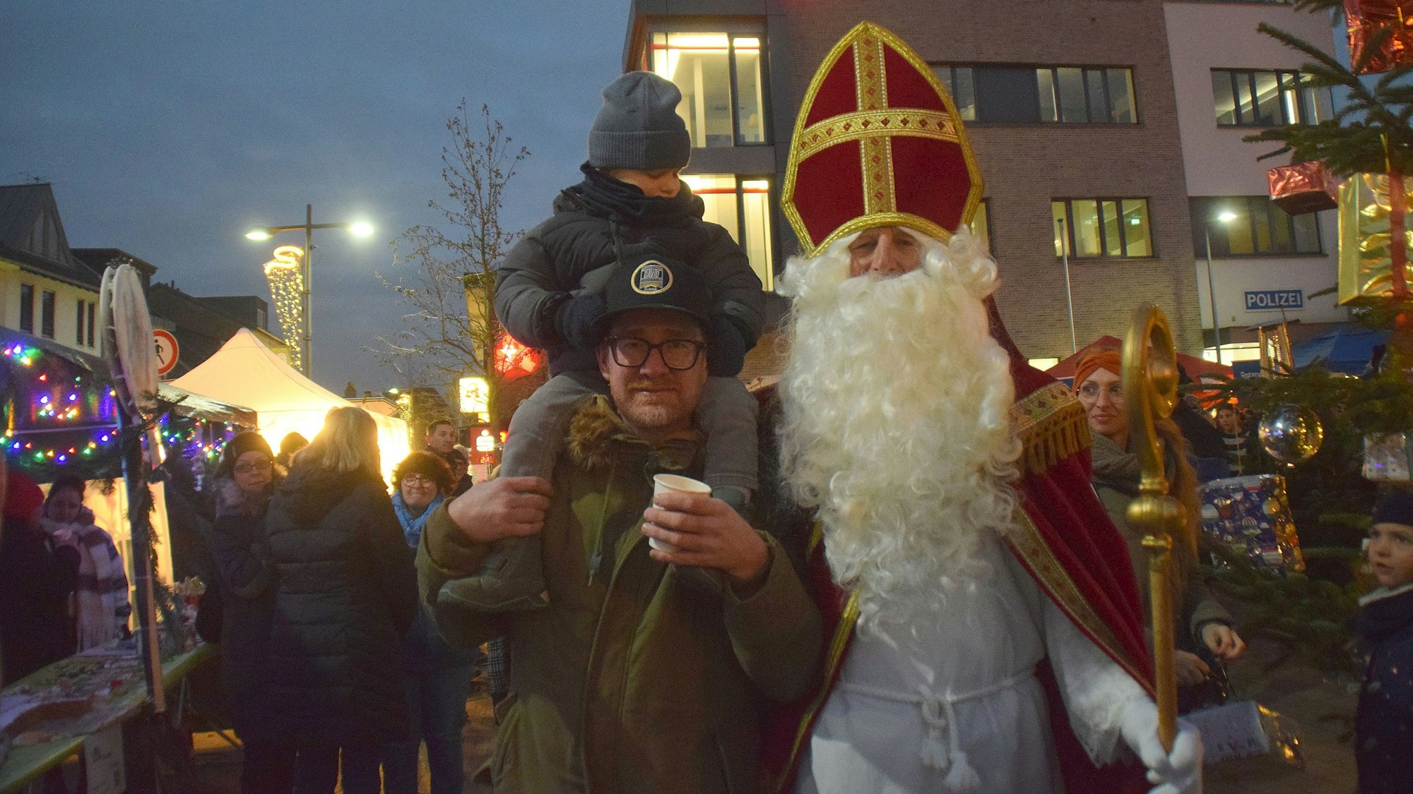 Gerne ließen sich Besucher mit dem Nikolaus (Willi Wilden) fotografieren.