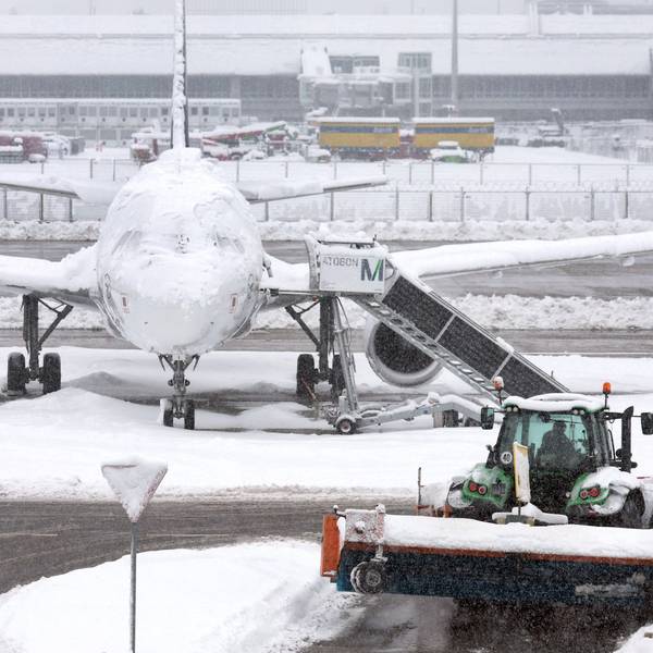 Ein Airbus A320 der Lufthansa ist am Flughafen München von Schnee bedeckt. Der Flughafen München ist am Wochenende für mehr als 24 Stunden wegen Rekord-Schneemengen gesperrt worden.