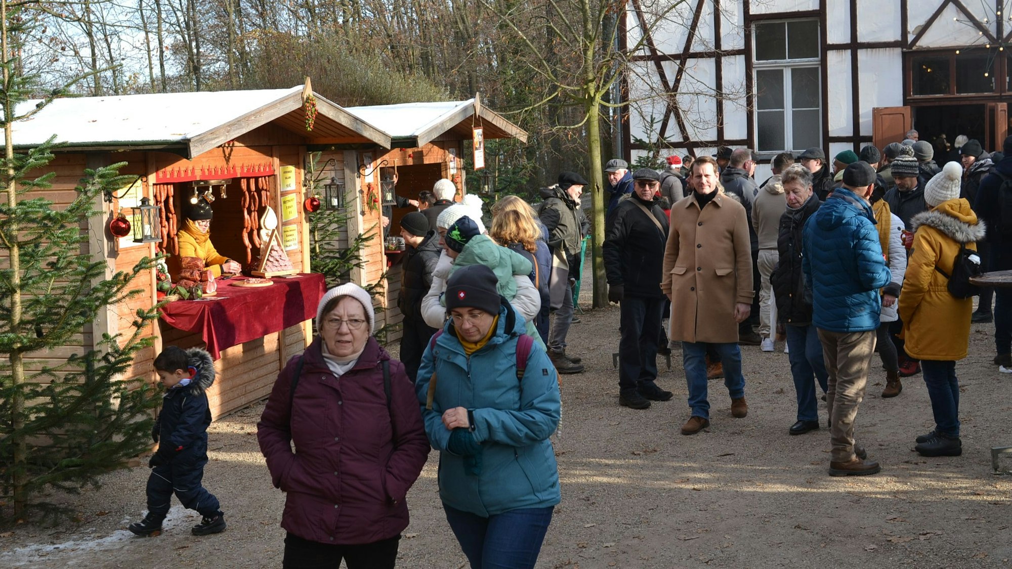 Besucher schlendern an den Buden der Aussteller vorbei.