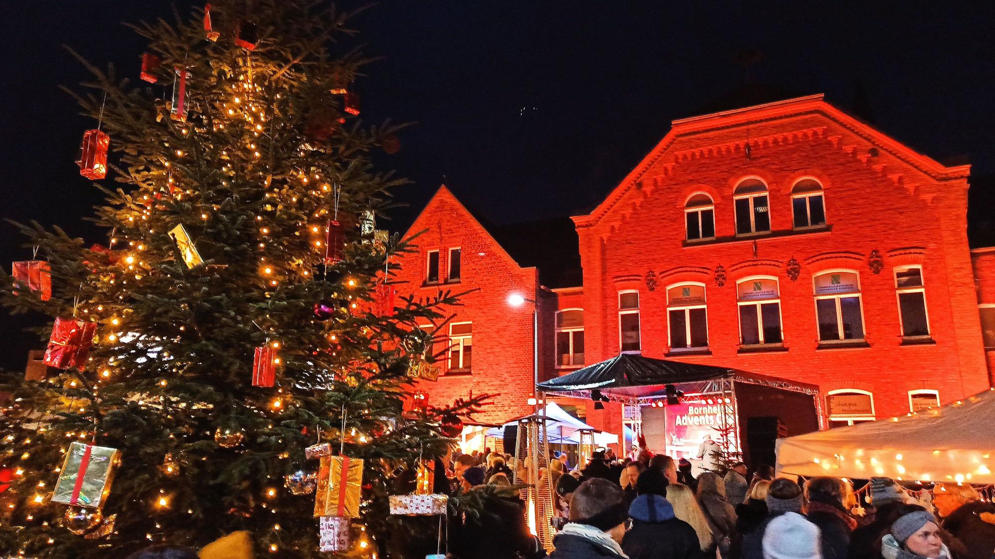 Premiere für „Advents Charity“ auf dem Peter-Fryns-Platz zog viele Besucher an.