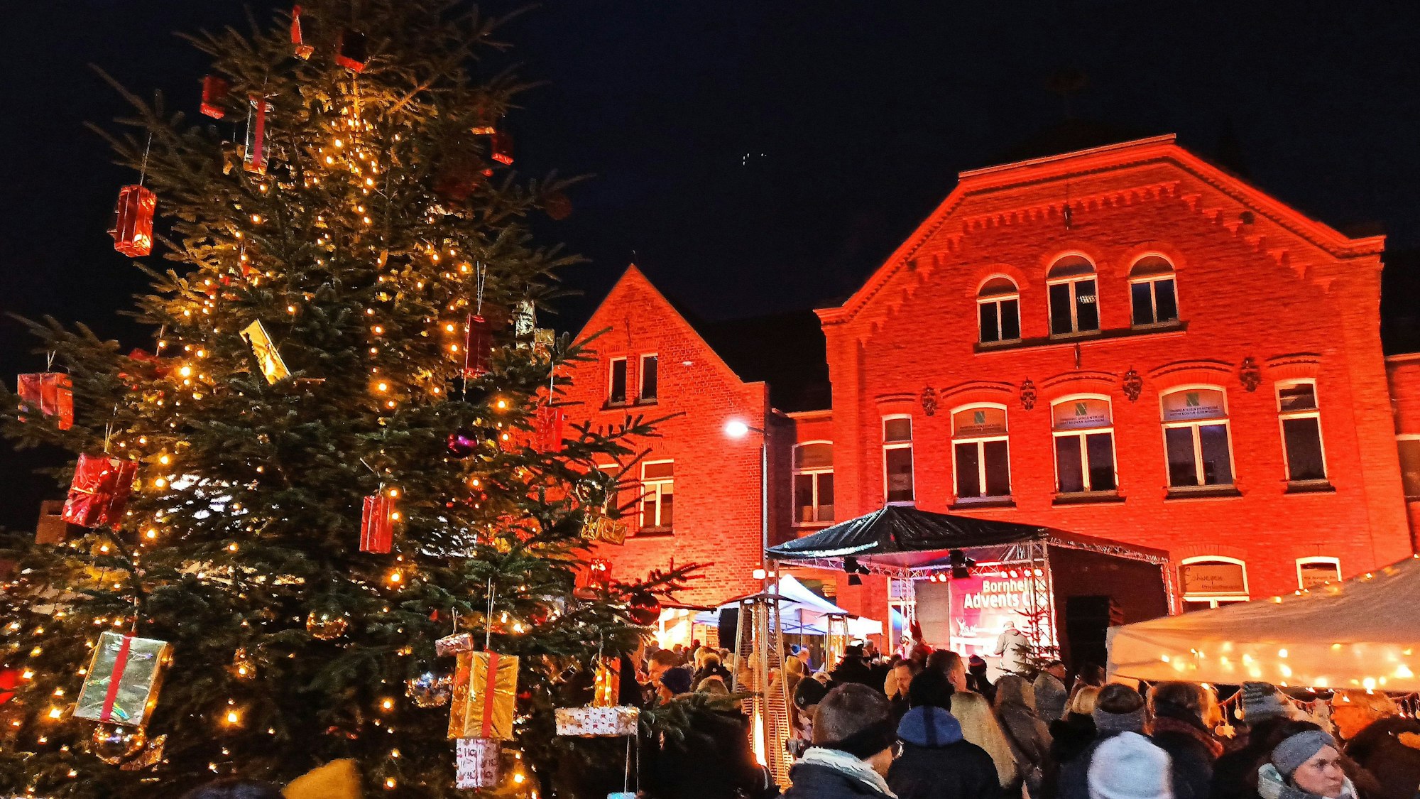 Premiere für „Advents Charity“ auf dem Peter-Fryns-Platz zog viele Besucher an.