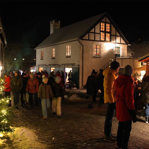 Der Burgbering in Kronenburg ist weihnachtlich geschmückt, zahlreiche Menschen schlendern an Buden und Häusern vorbei